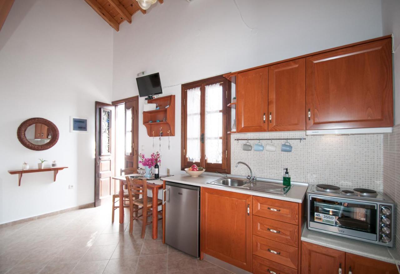 Luca'S Houses Chalki Town Екстер'єр фото