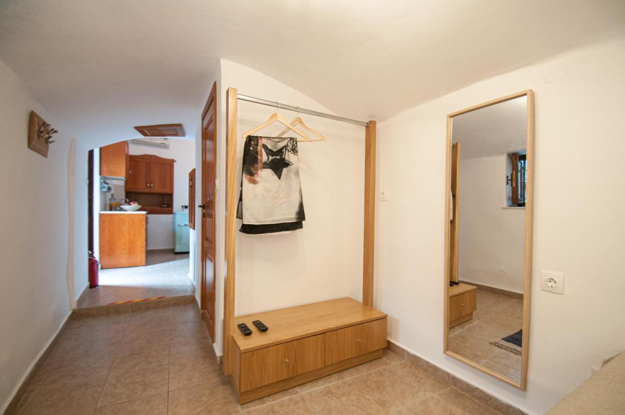 Luca'S Houses Chalki Town Екстер'єр фото